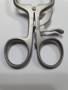 Écarteurs électriques manuels Gelpi Instrument en acier inoxydable à retenue automatique pour les oreilles, les yeux, le nez et la gorge Taille 3x2 9 cm - Product Image 2