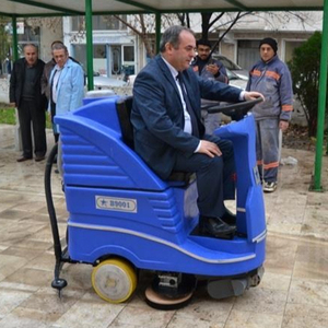 Akülü Ride-On sert zemin süpürgesi