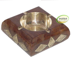 Cenicero de Madera de Diseño Antiguo y Hermoso, Hecho a Mano con Incrustaciones de Latón, de Alta Calidad, Regalo Empresarial, Grabado con Flores de INAM HANDICRAFTS - Product Image 1