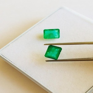 Accessoires de bijoux en vrac certifiés IGI en pierre précieuse verte coupe émeraude naturelle de qualité AAA - Product Image 1