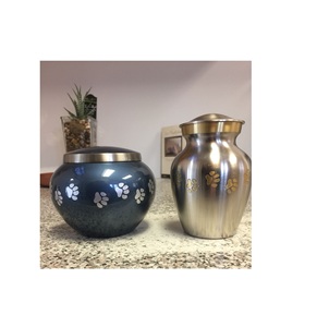 Urna para Mascotas de Metal Verde Estilo Americano PAW Crema de Brassworld India - Product Image 2