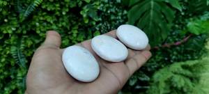 Scolosite Agate Pierres précieuses Différentes formes Feng Shui Love Carving Healing Pocket Worry Products avec des cristaux de pierre de palmier - Product Image 4