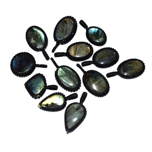 Pendentif en pierre Labradorite naturelle, enveloppé en argent, ornement en fil - Product Image 1