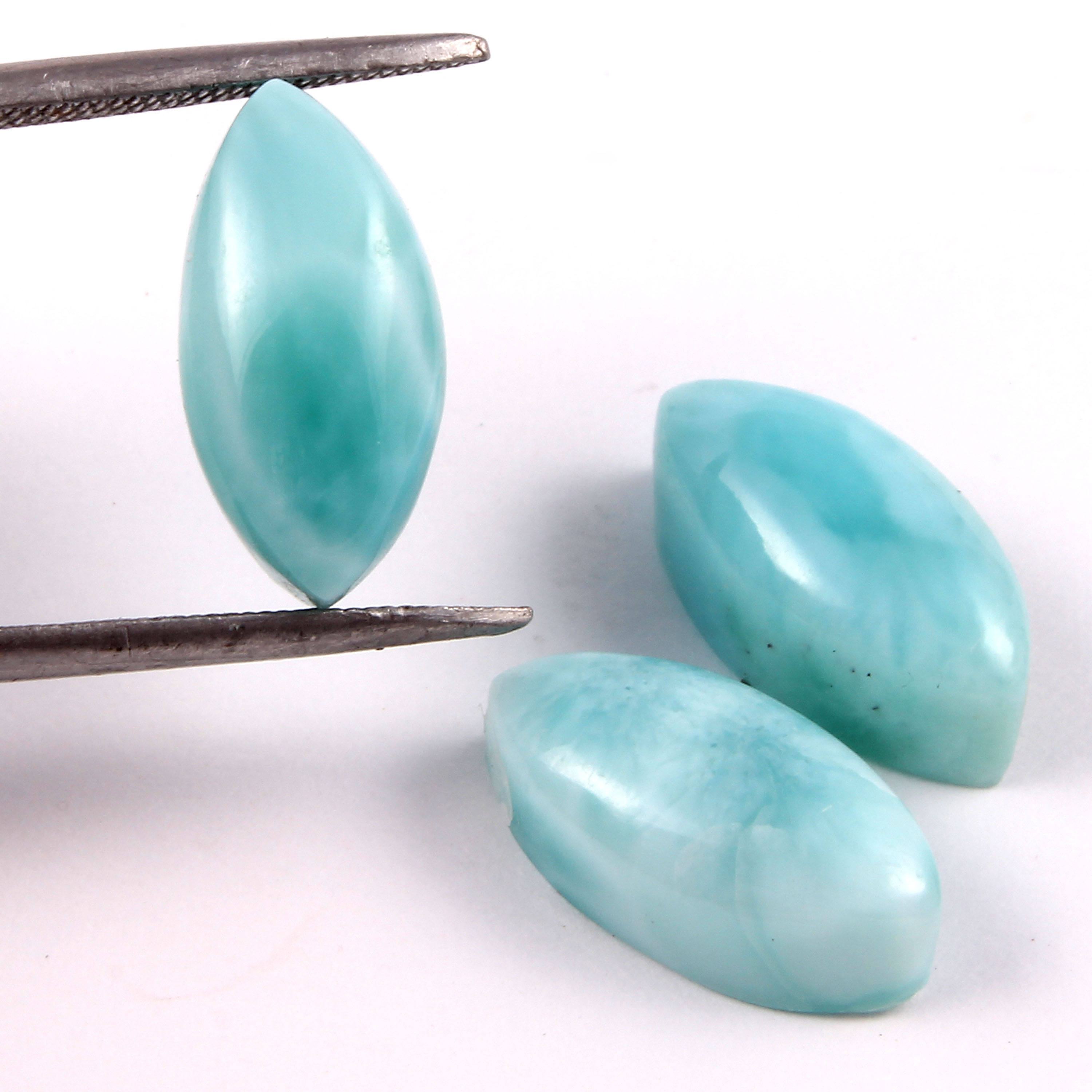 สีขาวและสีฟ้า