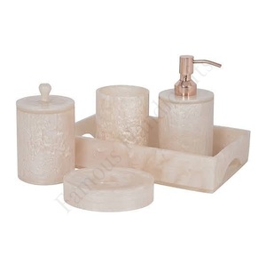 Ensemble de salle de bain en résine pour la maison moderne, durable et élégante - Product Image 1