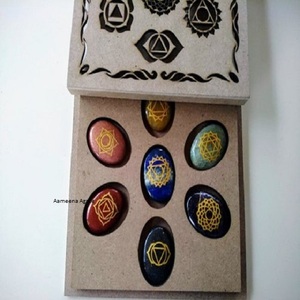 Cristaux naturels Pierres de guérison Sept chakras Gravés Ensemble Reiki avec boîte en bois Vente en gros Ensembles Reiki chakra - Product Image 2