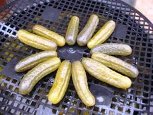 Légumes croquants et rafraîchissants dans une solution de sel Cornichons conservés dans du tambour en saumure - Product Image 5
