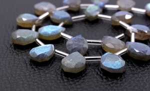 Perles de pierres précieuses de Labradorite naturelle 21 pièces de bonne qualité en forme de poire à facettes bleu Flash Briolette perles de pierre en gros - Product Image 3