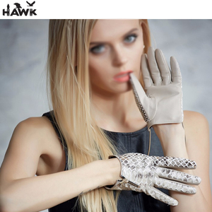 Venta al por mayor personalizado negro invierno cálido piel de oveja guantes de cuero de moda pantalla táctil guantes de vestir estilo liso - Product Image 2