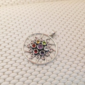 Colgante múltiple de Chakra de Plata de Ley 925 hecho a mano con ajuste de bisel de piedras preciosas de diamante tecnología de incrustaciones de joyería única - Product Image 3