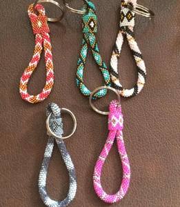 Llavero de coche con cuentas tejido a mano, accesorio elegante y único - Product Image 2