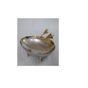 Tazón Redondo de Metal con Diseño de Flor de Lirio, Vajilla de Diseño para Mesa, Color Plateado con Detalles en Color Oro Latón, Tazón Pulido Brillante - Product Image 1