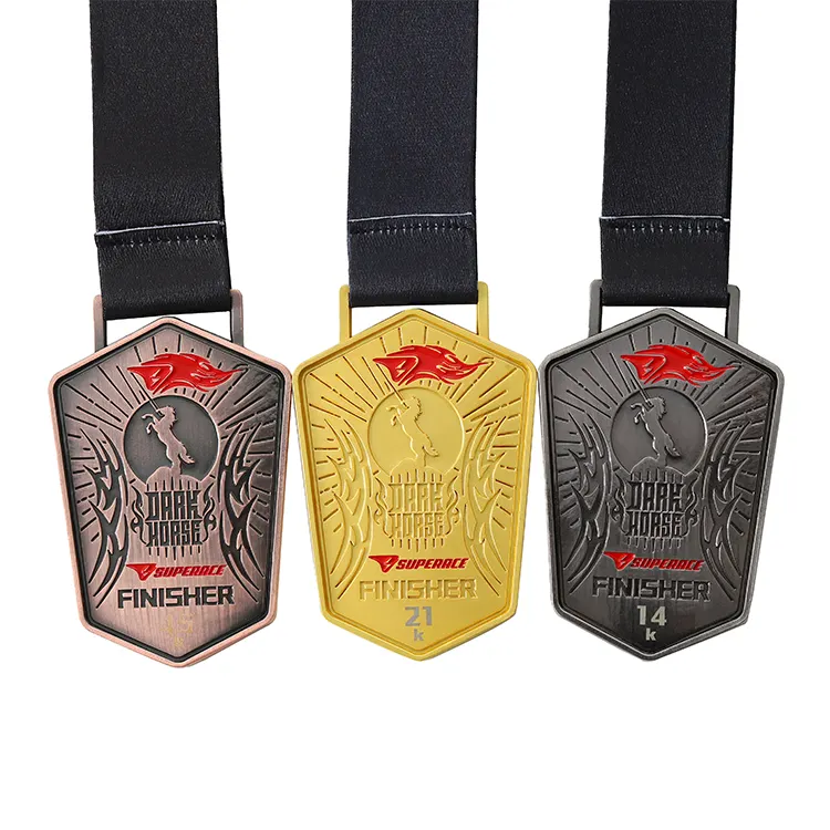 カスタム亜鉛合金金属アンティークシルバーメッキ新しい3Dトロフィーテニススポーツメダルとトロフィーメーカーインド製