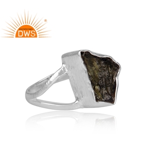 Fabricante de joyería de anillo de banda dividida de piedras preciosas de moldavita áspera natural de plata esterlina fina para ocasiones, fiestas y regalos. - Product Image 2
