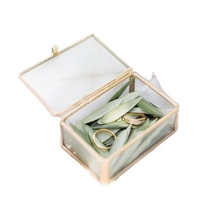 Boîte à bagues en verre avec bordure dorée et feuilles vertes à l'intérieur pour le rangement des bijoux - Product Image 1