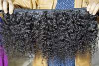 Perruques, queues de cheval et frontales assorties Tyagi indiennes 100% cheveux vierges Remy bouclés serrés, tissage double machine, avec closure frontale complète en dentelle