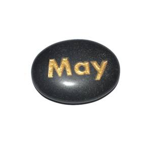 Pierres de poche de guérison en agate noire avec technique sculptée de style amour gravé en mai - Product Image 1