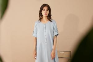 Robe midi cyan clair à col rond, manches trois quarts, coupe ample, formelle, en coton tissé, couleur unie, boutonnée sur le devant, robe naturelle pour l'été - Product Image 3