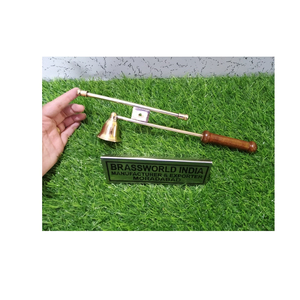 ที่ดับเทียนทองเหลืองขัดเงาพร้อมด้ามไม้ อุปกรณ์ทางศาสนาสำหรับโบสถ์ Brassworld India - Product Image 1