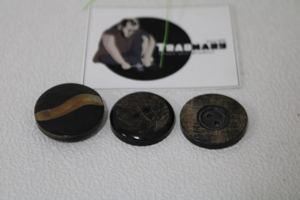 Bouton en corne de buffle naturel fait à la main en forme circulaire et motif imprimé en noir et marron Boutons de vêtement Tradnary - Product Image 2