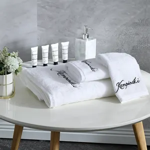 白色棉质酒店床单和浴室100% 棉质设施
