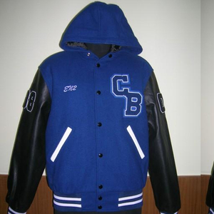 Chaqueta Varsity Personalizada Azul Marino, Impermeable, Resistente al Viento, Gruesa, con Mangas y Capucha Negras para Invierno - Product Image 1