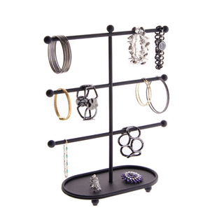 Soporte de brazalete elegante contenedor de joyería con diseño de desplazamiento de hierro forjado negro mate - Product Image 6