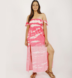 Boho Island Resort Sexy Tie Dye Les femmes portent une robe tube rayonne à épaules dénudées pour une sortie d'été et un plaisir à la plage - Product Image 1