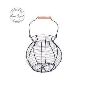 Panier à oeufs en fil métallique rustique avec manche en bois Stockage durable élégant pour l'utilisation de décor de ferme de comptoir de cuisine - Product Image 2