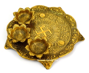 Plato de Metal para Puja, Diseño Indio Dorado con 3 Diyas, Plato Religioso para Templo, Decoración, Artículo de Regalo, Plato de Metal para Puja en Casa - Product Image 3