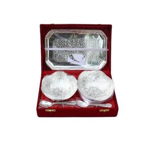 Juego de cuencos de metal de alta calidad con una bandeja cuadrada y dos cucharas Hecho en latón y Chapado en plata en una caja de terciopelo - Product Image 1