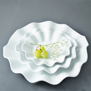 Ensemble d'assiettes ondulées en porcelaine de luxe OEM ODM Plats de service décoratifs en céramique pour repas haut de gamme - Product Image 3