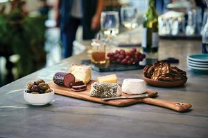 Grande planche rectangulaire en bois d'acacia de 1,5 cm d'épaisseur, durable, utilisable comme planche à découper et élégante assiette de service, compatible lave-vaisselle - Product Image 3