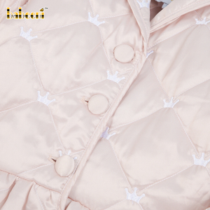 Diadem เย็บปักถักร้อยเสื้อโค้ทผ้าสำหรับเด็กผู้หญิง OEM ODM สาวเสื้อผ้าผ้านวม-QC97 - Product Image 3