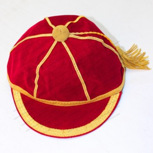 Gorras de críquet holgadas personalizadas, gorras de honor rojas con trenza dorada y borla - Product Image 1