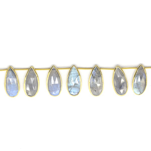 Labradorite 26 à 28 MM forme poire lunette en argent plaqué or côté supérieur percé 10 perles brin - Product Image 2