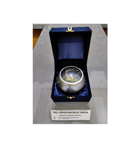 Suministros funerarios de la paz celestial de aluminio pintados a mano, urna de cremación odyssey, BRASSWORLD, INDIA - Product Image 1