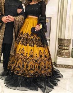 Lehenga Choli de mariage artisanal pour la mariée avec pierre Zari lourde et paillettes pour l'entrée et la réception de la mariée - Product Image 1