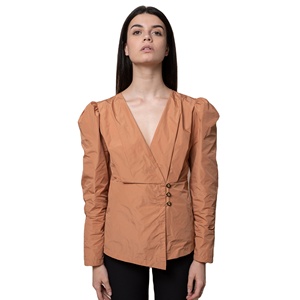 Camisa SM con cuello en V de la mejor calidad italiana, con fruncido en los hombros y cierre de tres botones. Para fiestas - Product Image 1