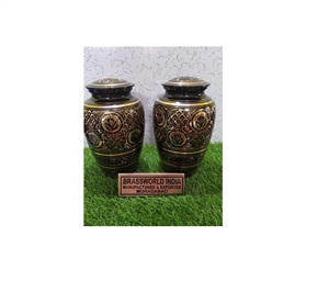 URNA DE CREMACIÓN PARA ADULTOS GRABADA DE NUEVO DISEÑO DE LATÓN SUMINISTROS FUNERARIOS Brassworld India / Japani Classic Urn - Product Image 1