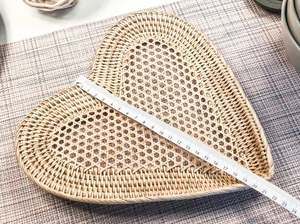 Plateau de service en rotin avec cadre en bois parfait pour les ustensiles de cuisine à la maison et le service des aliments - Product Image 5