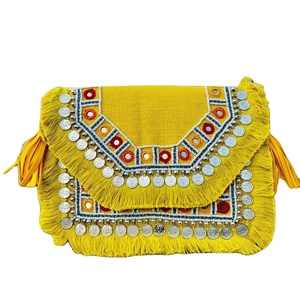 Bolsos de mano hechos a mano para mujer al mejor precio, bolsos de hombro de moda de estilo bohemio Banjara de yute duradero de alta calidad para regalos de fiestas - Product Image 1