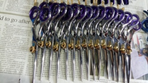 Juego de Tijeras de Peluquería Multiplasma con Recubrimiento de Color, Tijeras de Entresacar de Acero Inoxidable con Hoja Afilada, para Diestros, Mango Largo, 30 Dientes - Product Image 3