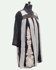 Vente en gros de motifs de broderie traditionnelle personnalisés pour femmes Kurtis en viscose noir et blanc tenue de fête à feuilles persistantes indienne et pakistanaise - Product Image 2