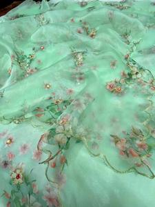 Sari de fête en organza pur de style Bollywood tendance, imprimé et orné de travail Khatli, de conception indienne - Product Image 5