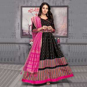 Robe longue en tissu de soie taffetas de couleur noire avec manches trois-quarts et motif tissé en zari avec dupatta à franges fantaisie à bas prix - Product Image 3