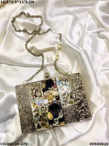 Bolso de noche de fregona de latón hecho a mano exclusivo de diseñador para damas, monedero de boda y fiesta con incrustaciones de nácar - Product Image 2