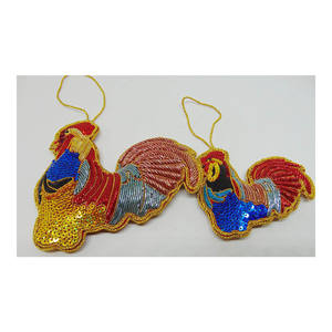 Ornement suspendu brodé à la main avec des zari et des perles 2021 - Product Image 1