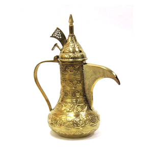 Jarra tradicional de latón árabe en relieve Aftaba, jarra árabe para servir bebidas, artículos para beber Aftaba de oriente medio, a la venta - Product Image 1