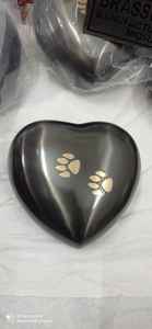 URNE DE CRÉMATION POUR ANIMAUX DE COMPAGNIE EN LAITON GRIS AVEC DEUX PATTES Fournitures funéraires de BRASSWORLD INDIA - Product Image 5